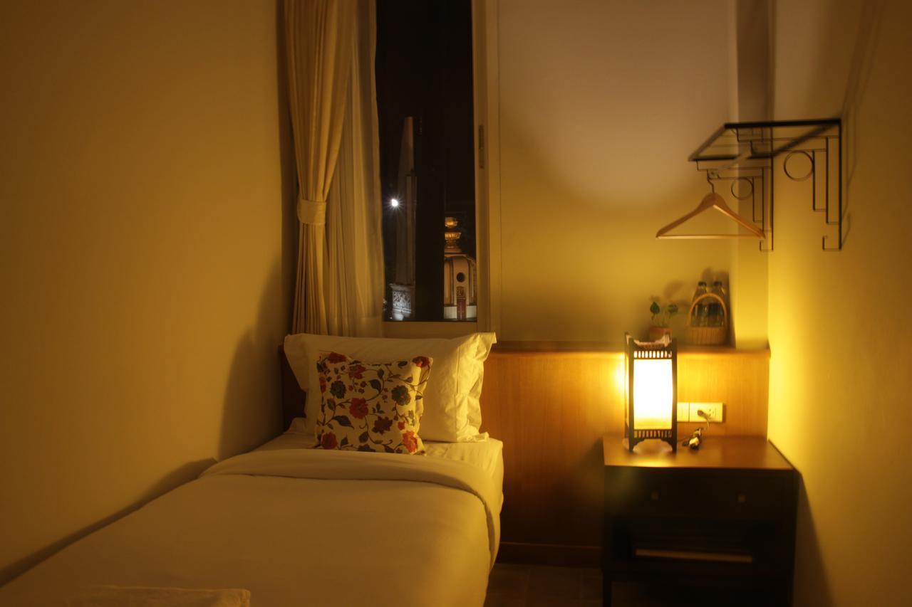 Baan Dinso Hostel@Ratchadamnoen Bangkok Luaran gambar